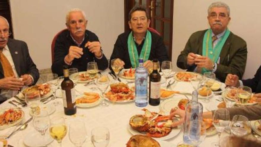 Asistentes a la comida oficial de la Cofradía do Centolo Larpeiro.  // Muñiz