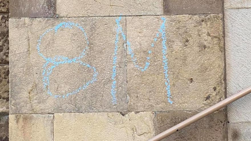 Aparece una pintada del 8M en la iglesia de San Nicolás