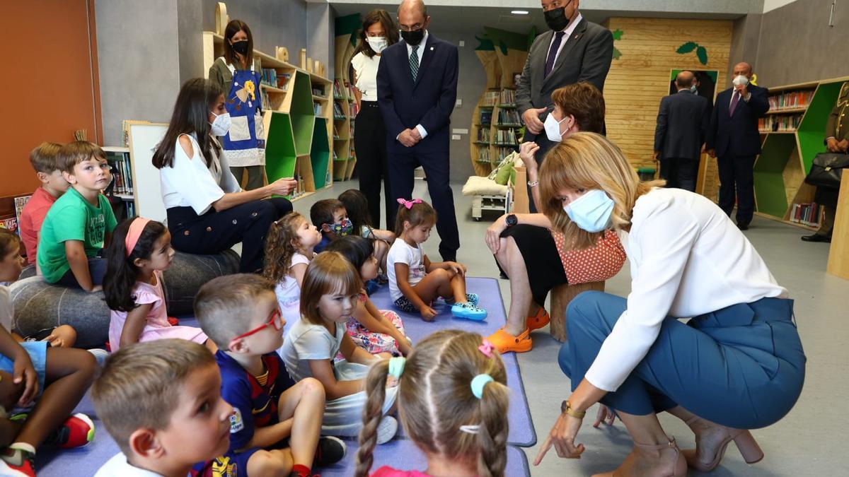 FOTOGALERÍA | La reina Letizia inaugura el curso escolar en Zuera