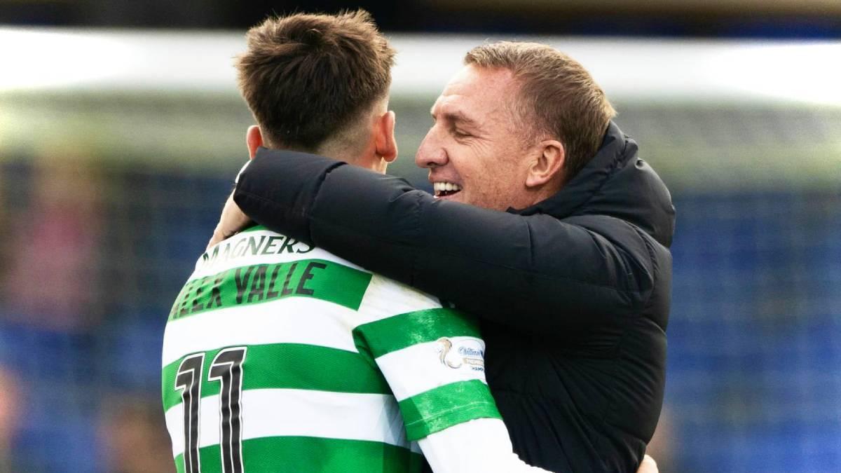 Alex Valle se abraza con su entrenador Brendan Rodgers