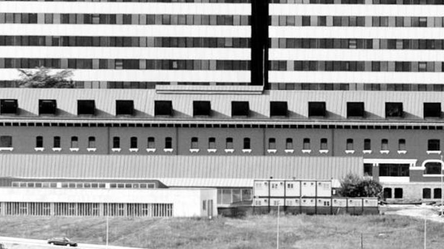 Vista parcial del nuevo Hospital Universitario Central de Asturias (HUCA). En primer término, el edificio de administración, el último en ser rematado.