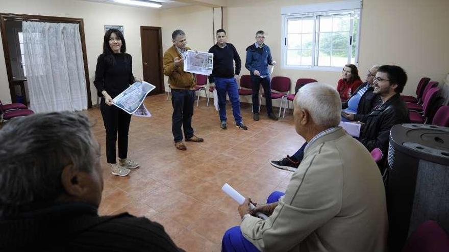 Manuel Cuíña presentó el proyecto a los vecinos ayer al mediodía. // Bernabé/Javier Lalín