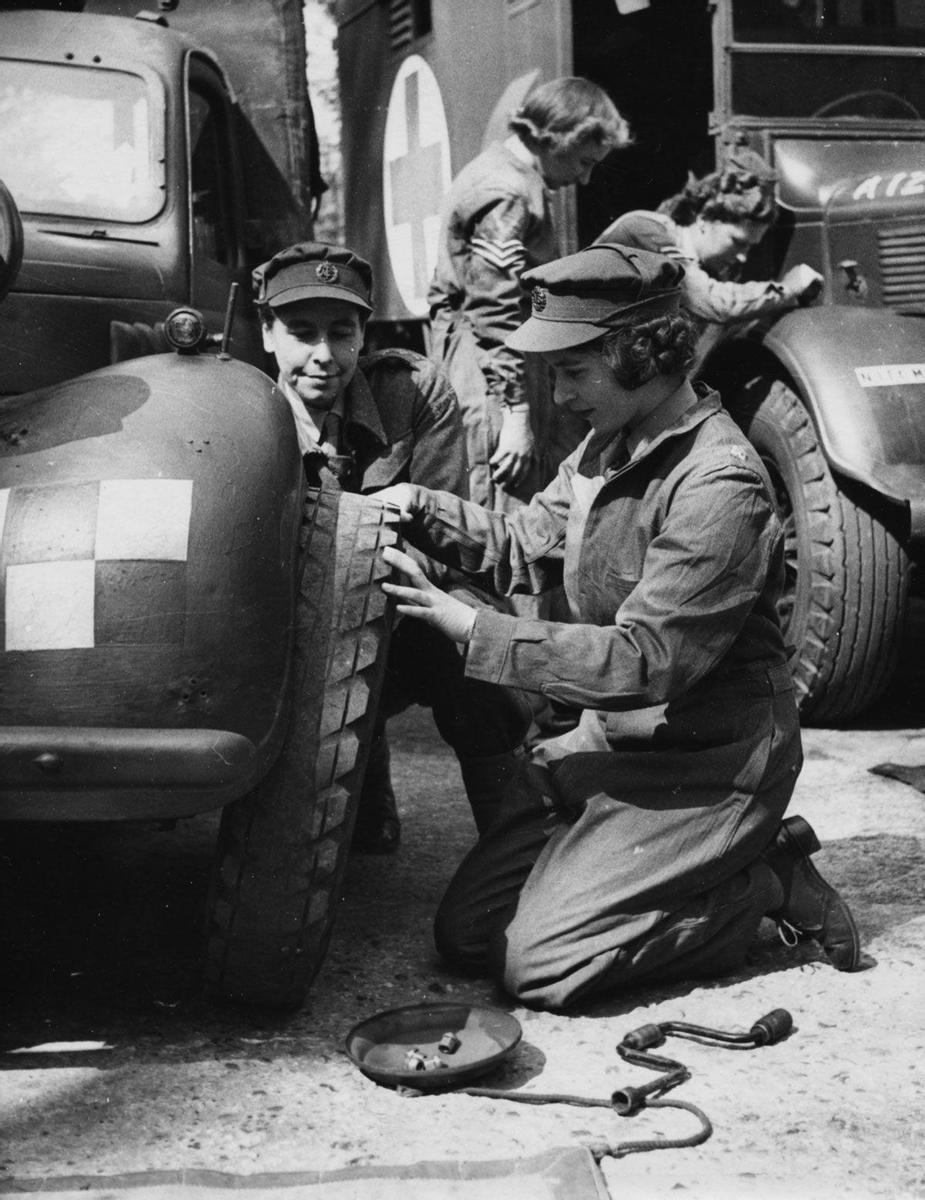 La reina Isabel II, por entonces princesa de Inglaterra, en las Fuerzas Armadas Británicas durante la II Guerra Mundial