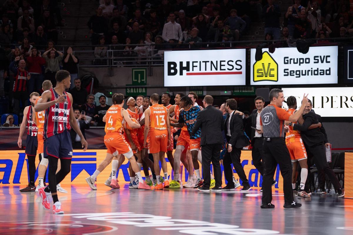 El equipo celebra con Taylor