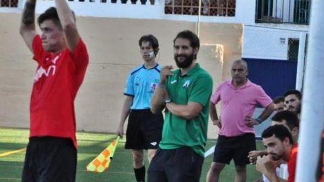 Tete Páez, al fondo con polo rosa, observando el partido de la primera jornada entre el Luchador y el Sant Jordi.