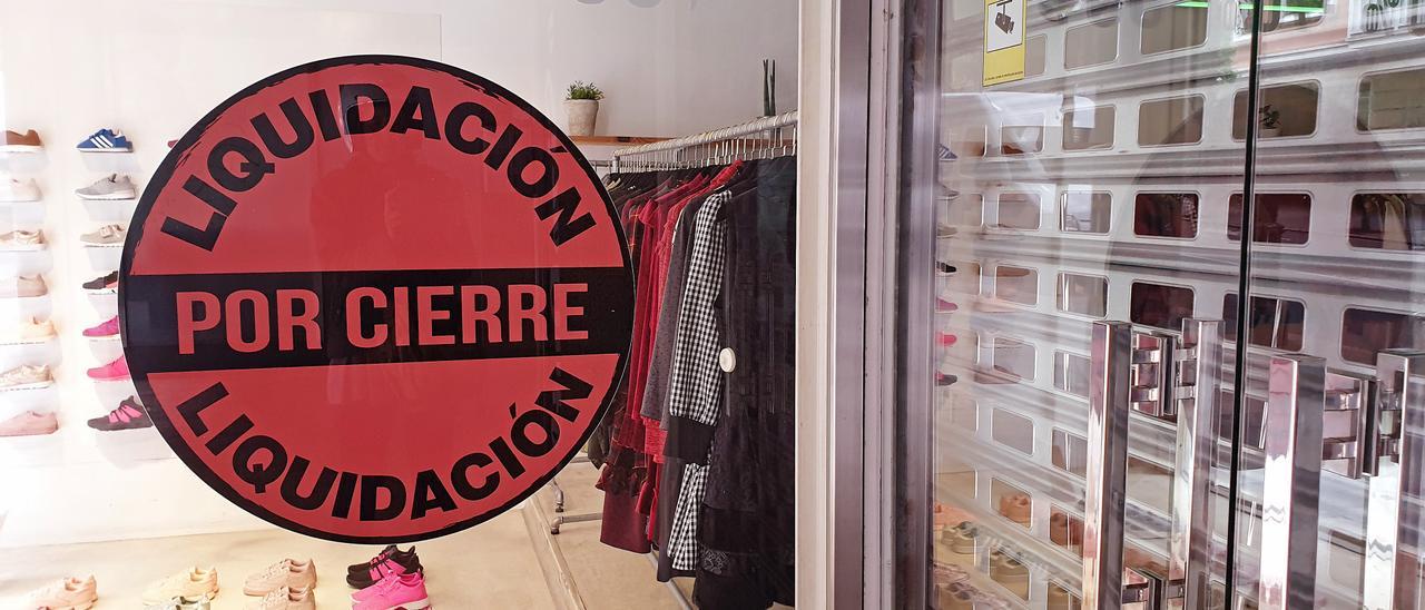 Tienda en liquidación debido a la pandemia.