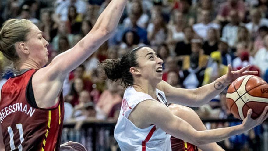 Silvia Domínguez entra a canasta en la semifinal del Eurobasket.