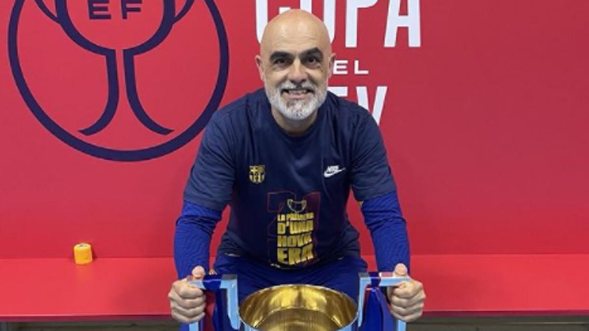 Juanjo Brau, con uno de los títulos conseguidos en el Barça