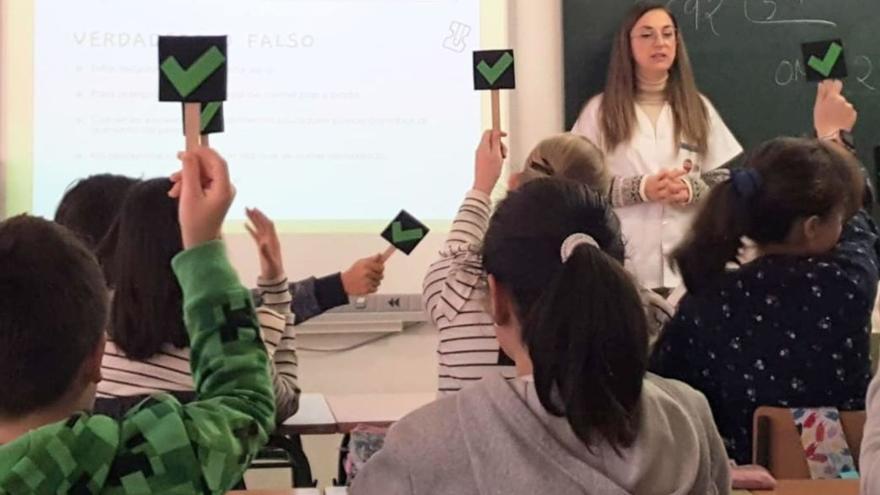 La enfermera escolar Carmen Jiménez durante una de las actividades del programa Apega-T.
