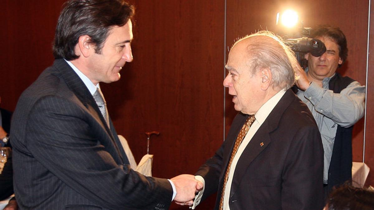 Jordi Pujol padre saluda a Jordi Pujol hijo, en febrero del 2009.