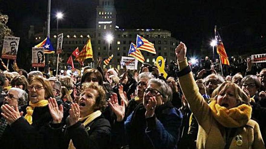 Primera fila de manifestants a la concentració d&#039;ahir al vespre a Barcelona.