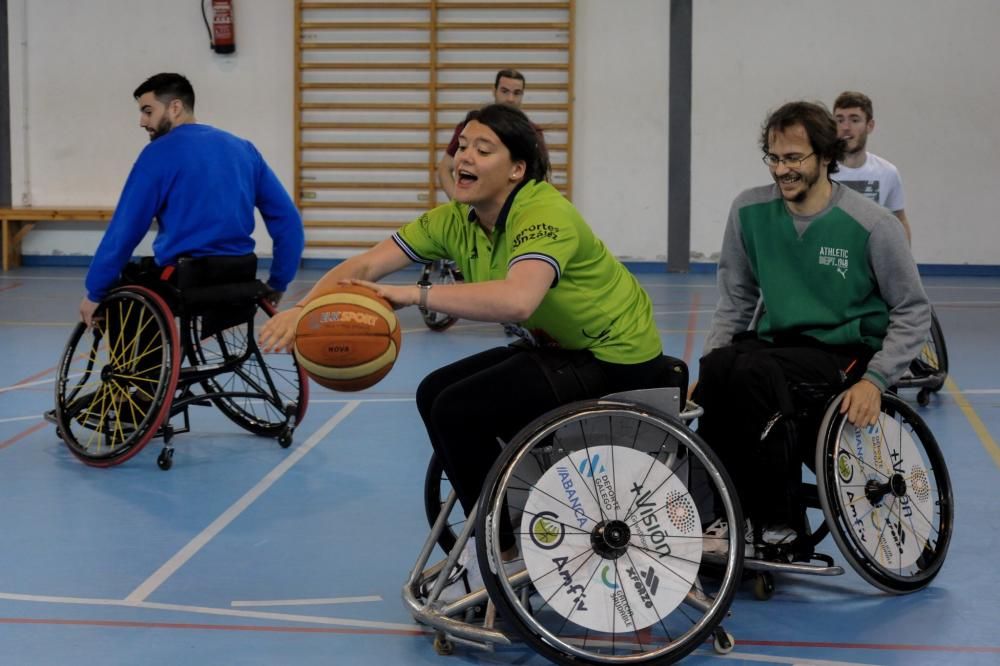 Estrenándose en el baloncesto en silla de ruedas