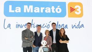 Eloi Cordomí, Ramon Gener, Gemma Nierga, Roger Escapa y Sheila Alen, junto con el robot Pepper, en ’La Marató’ de TV-3.