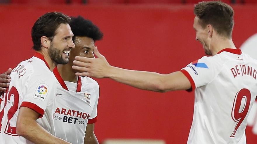 Los jugadores del Sevilla celebran un gol al Elche.