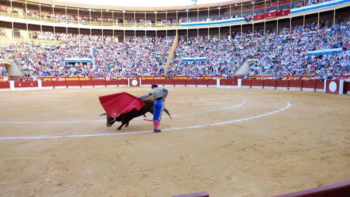 La plaza de toros de Alicante vuelve a llenarse para a disfrutar de Morante de la Puebla.