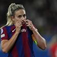 Alexia Putelllas se besa el escudo del Barcelona en el partido contra el Benfica.