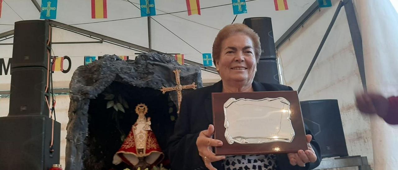 Araceli Estrada, con la placa que le entregó la comisión de festejos de Villabona y La Colegiata. | L. P.