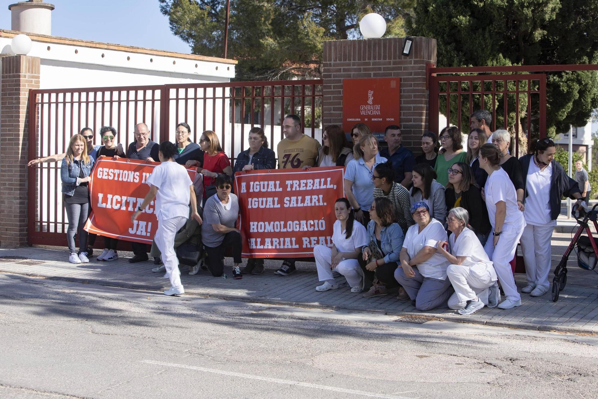 Los trabajadores de la residencia de la tercera edad de L'Alcúdia de Crespins salen a la calle