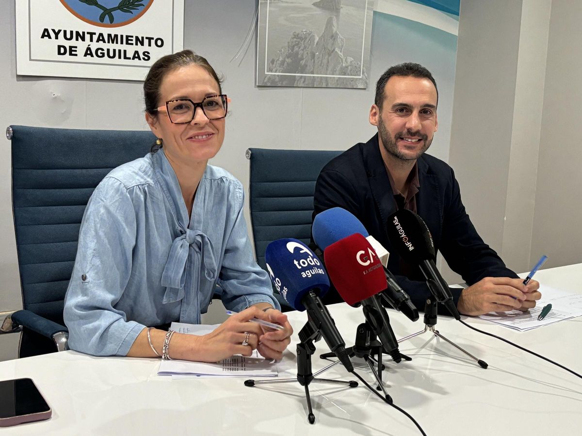 La alcaldesa de Águilas, Mari Carmen Moreno, y el concejal de Desarrollo Económico, José Manuel Gálvez durante la rueda de prensa de seguimiento de la EDUSI.