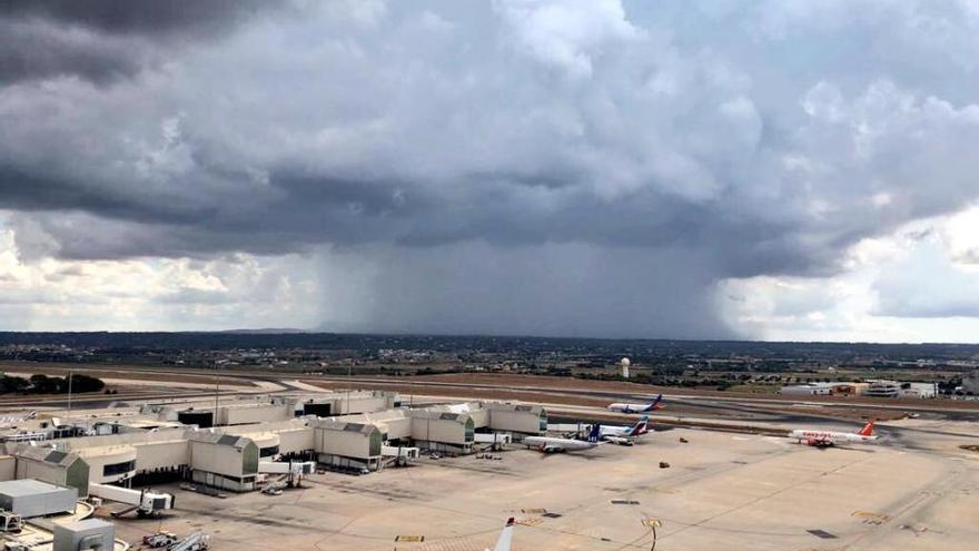 Dunkle Wolken werden über Mallorca aufziehen, wie auf diesem Archivfoto des Flughafens.
