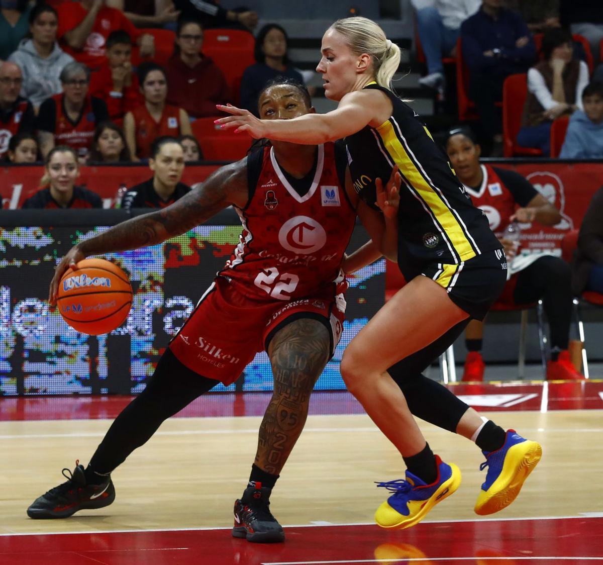 Petra Holesinka defiende a Atkison, que logró la canasta decisiva, en el partido de ayer. | JAIME GALINDO/EL PERIÓDICO DE ARAGÓN