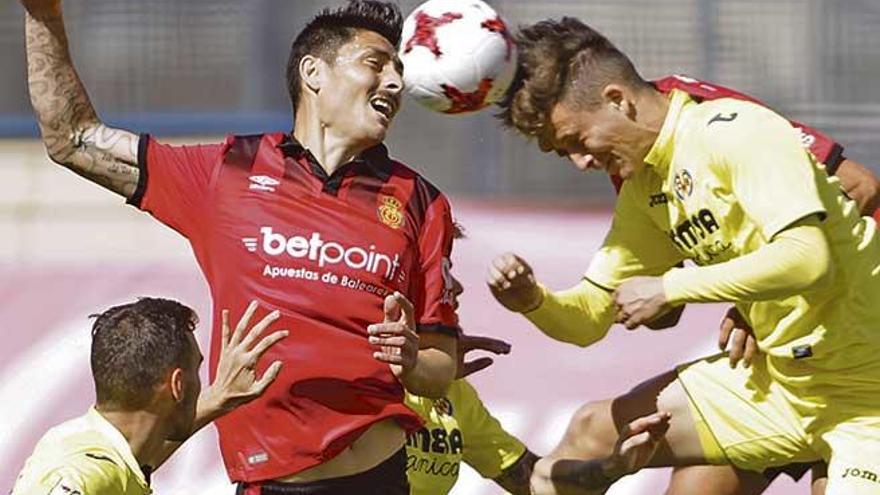 Alejandro Faurlín disputa el balón por lo alto con un futbolista del Villarreal B en un partido reciente.