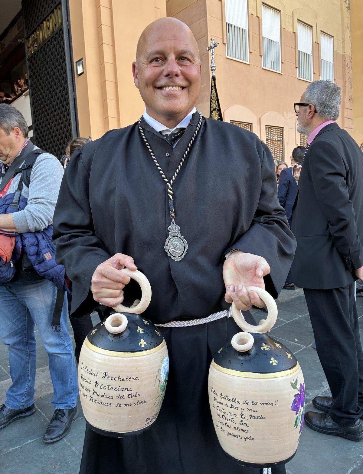 Miguel, 'aguaor' del trono de la Virgen de la Soledad, de la Congregación de Mena.