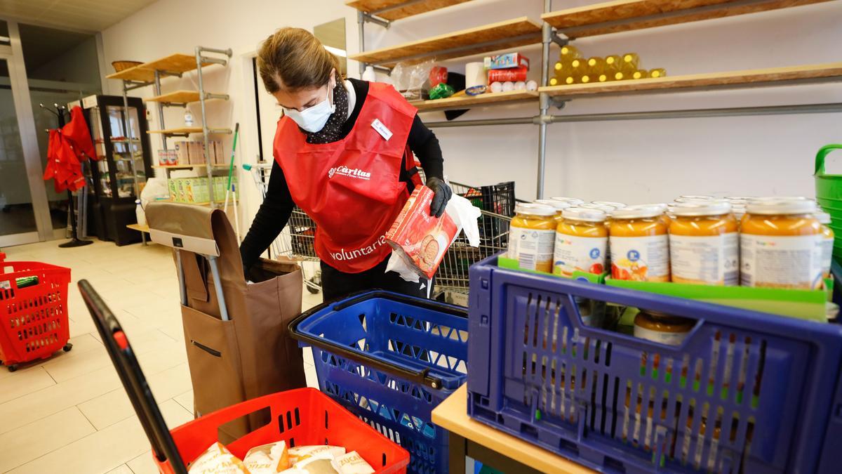 Reparto de alimentos en la sede de Cáritas de Ibiza.