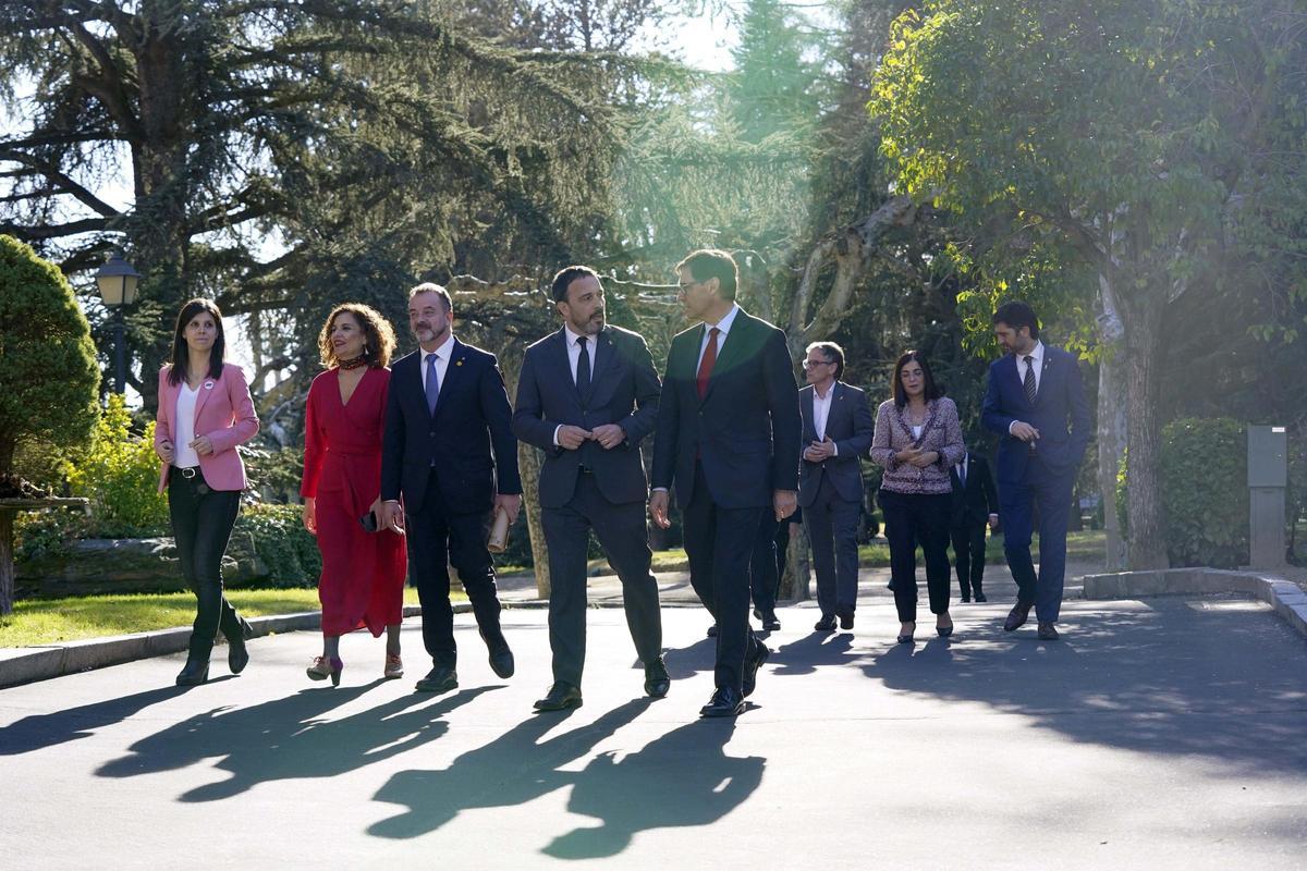 Imagen de los ministros y los consellers que participaron en la primera reunión de la mesa de diálogo.