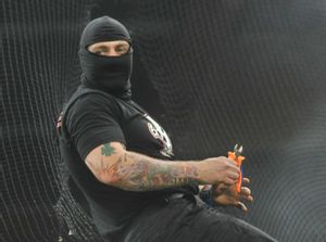Imatges dels incidents en el partit Itàlia-Sèrbia.