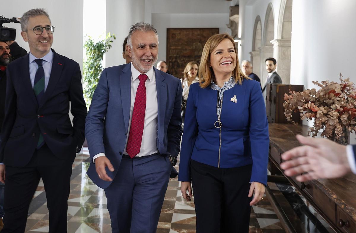 (I-D) El secretario de Estado de Política Territorial, Arcadi España, el ministro de Política Territorial y Memoria Democrática, Ángel Víctor Torres, y la delegada del Gobierno en la Comunidad Valenciana, Pilar Bernabé, a su llegada a la reunión de la Com