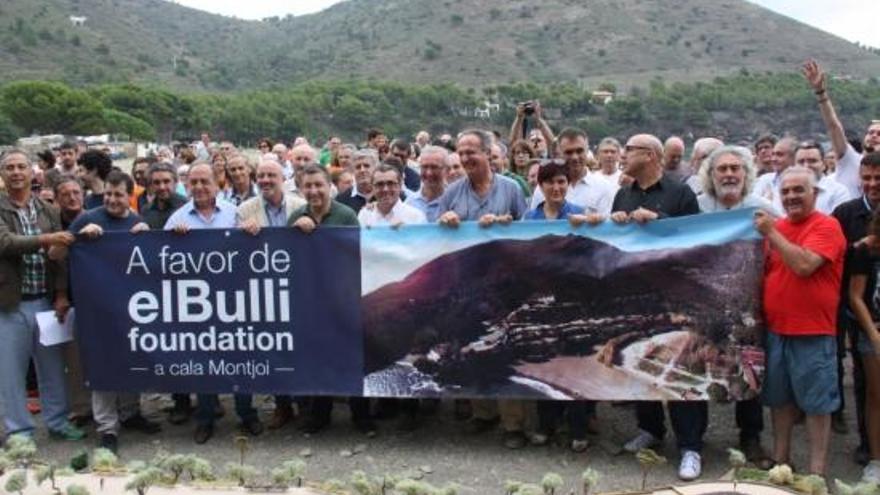 Imatge de l&#039;acte de suport celebrat a Cala Montjoi.