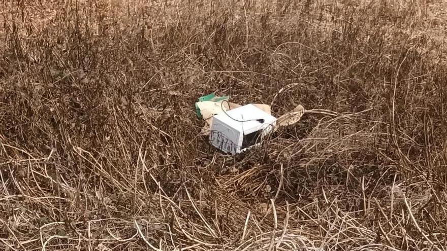 Un microones tirat a la zona de les parcel·les de Santa Eugènia.