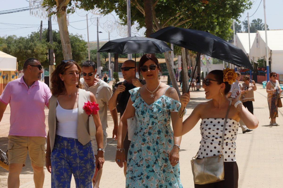 A falta de sombras, algunos tuvieron que sacar los paraguas para pasear por la Feria.