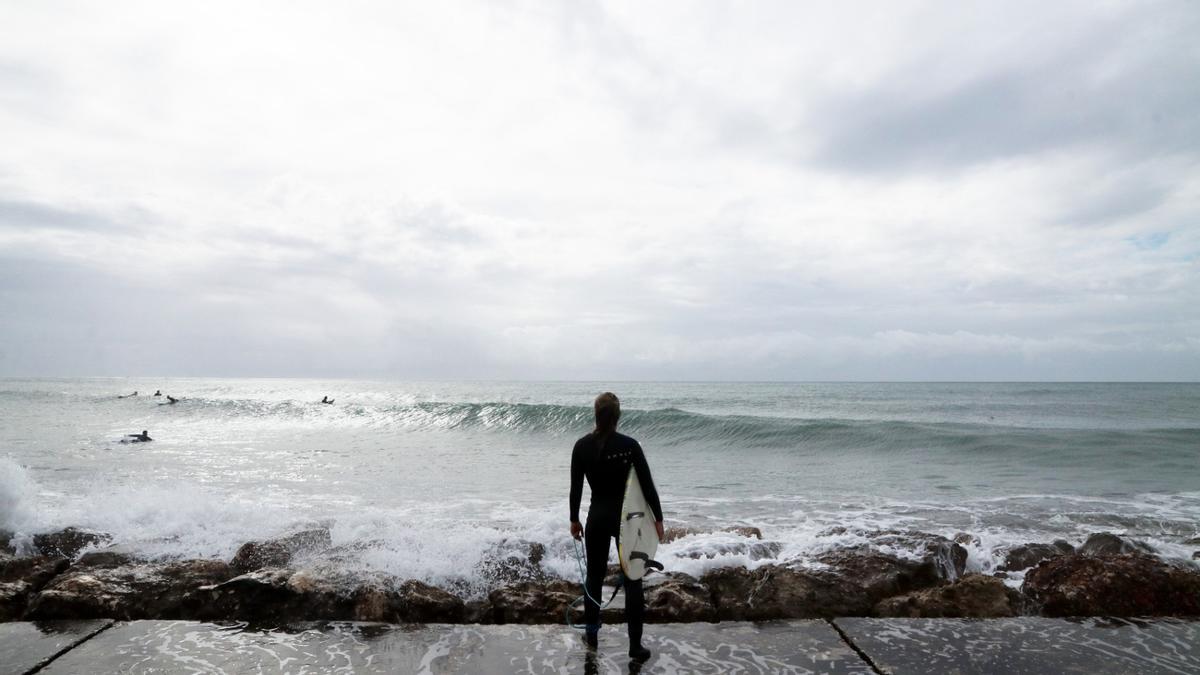 Temporal en la playa El Dedo con surfistas