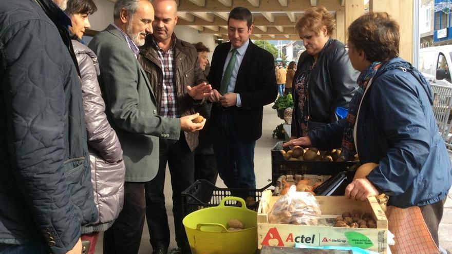 José Manuel Cores Tourís y Félix Juncal durante la visita de hoy al mercado. // Gonzalo Núñez