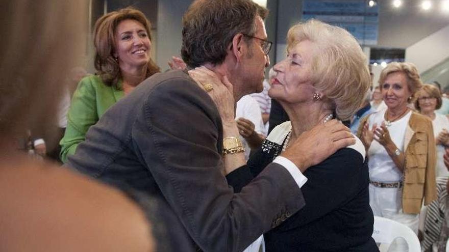 El candidato besa a su madre, Sira Feijóo.