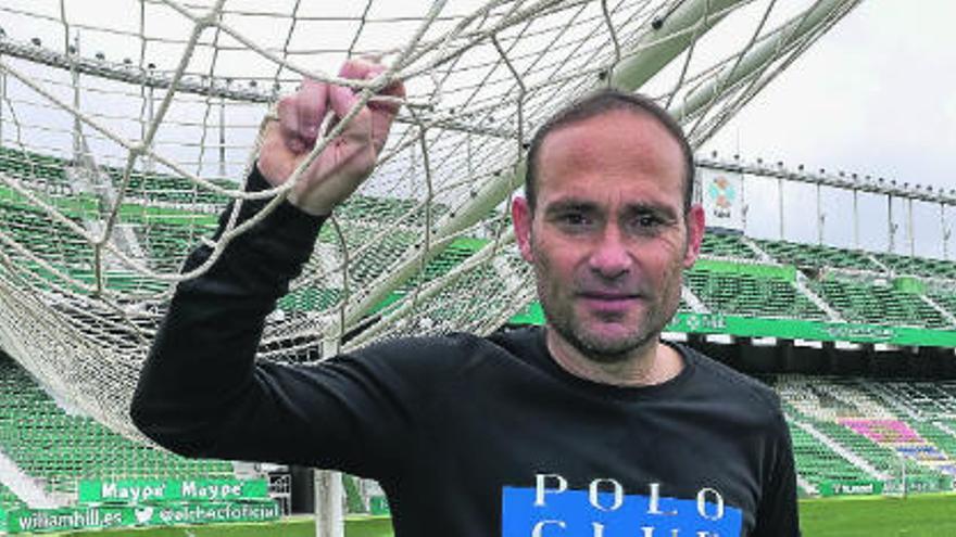 Nino, con el trofeo de goleador del Elche, en el Martínez Valero.