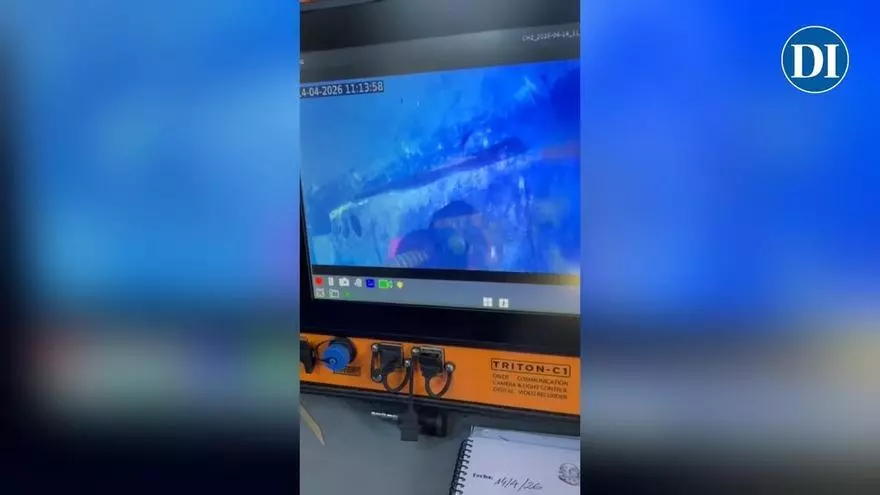 El vídeo del proceso de limpieza de los restos del yate incendiado en Ibiza.