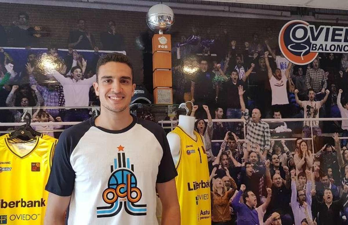 Álex Reyes, ayer, en la oficina del Liberbank Oviedo Baloncesto.