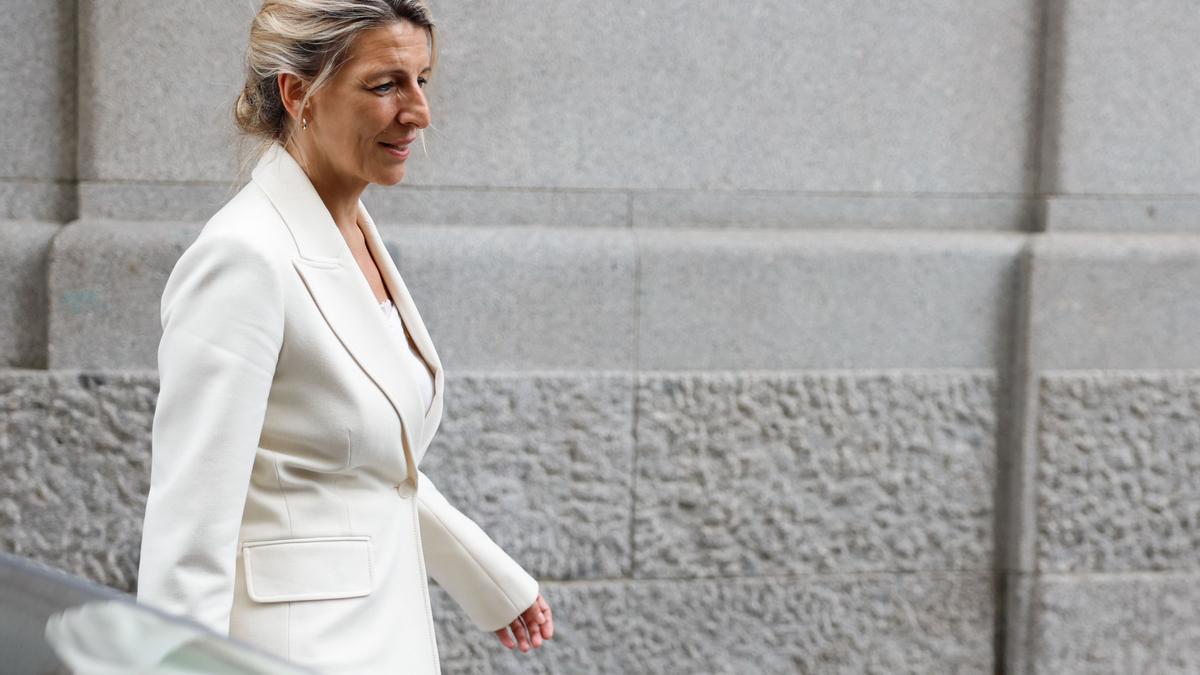 La líder de Sumar y vicepresidenta segunda del Gobierno, Yolanda Díaz, sale del Círculo de Bellas Artes de Madrid tras anunciar este lunes su renuncia como líder de la formación.