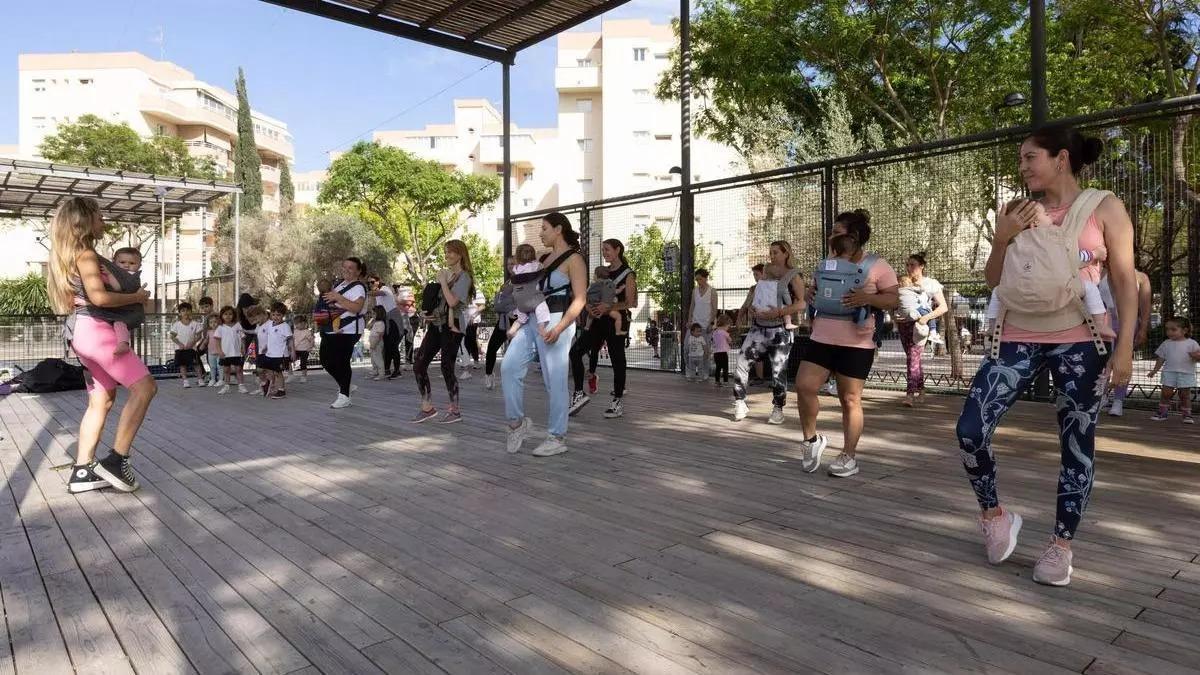 Madres con sus hijos en Ibiza el Día de las Familias en un acto organizado por la Ammpeeif