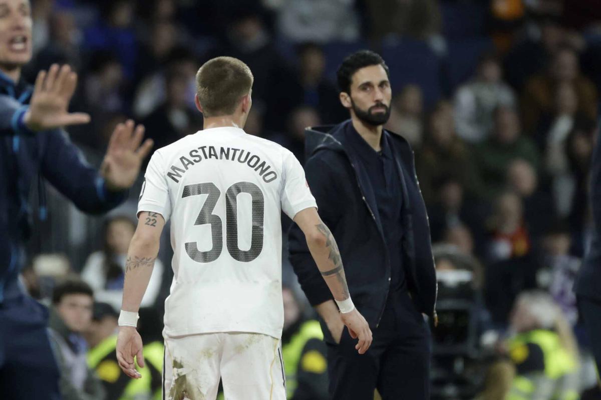 El centrocampista del Real Madrid Franco Mastantuono junto a su entrenador Álvaro Arbeloa