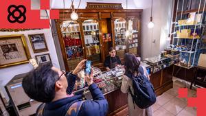 Chocolates Fargas, en la calle del Pi, conserva su mobiliario centenario