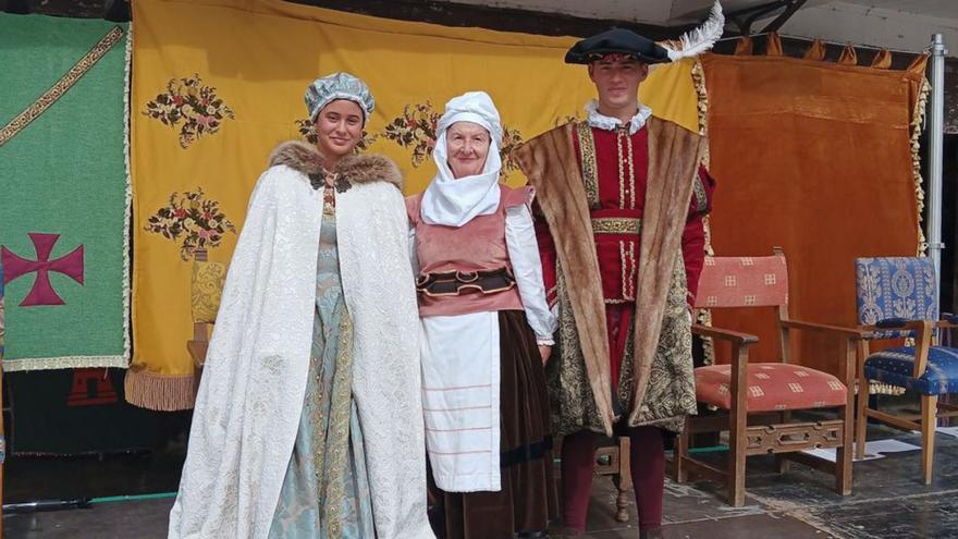 Sofía García, de infanta Leonor; Cristina Carneado, caracterizada con atuendo de época de Tazones, y David García, como Carlos V, ayer, en Tazones. | R. V. A.