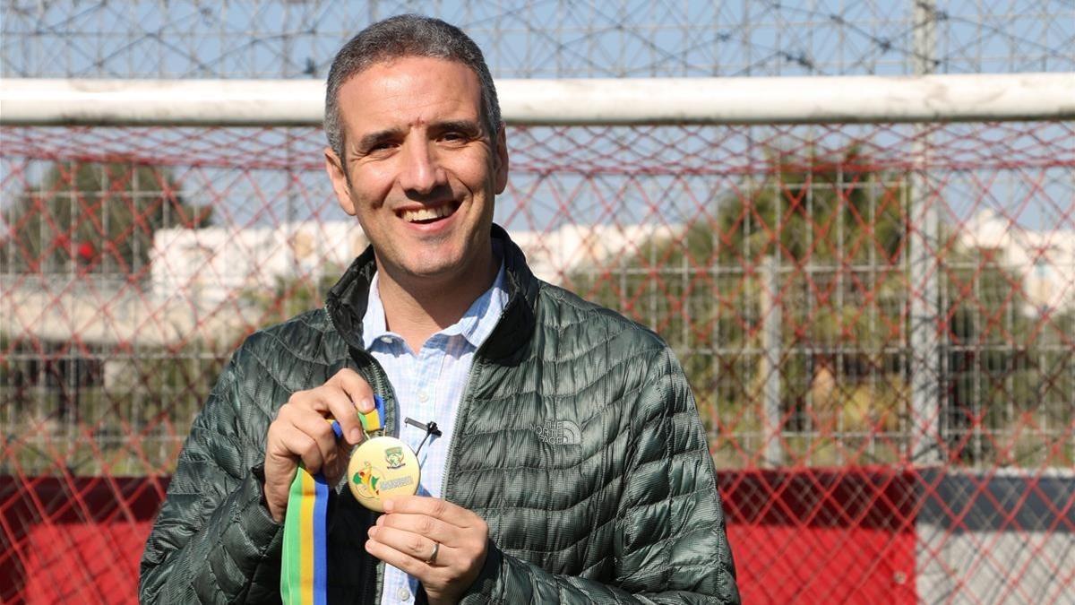 Toni Gerona posando con la medalla de oro del campeonato de África