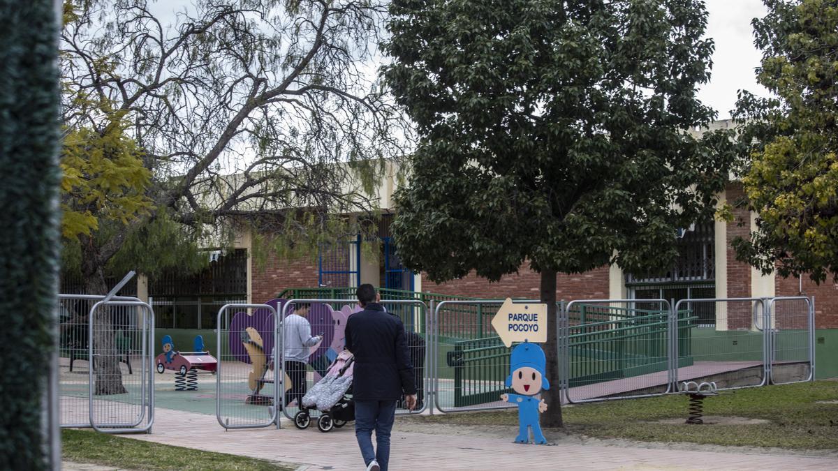 Dos personas entran en la escuela Siete Enanitos, en una imagen tomada la pasada semana.