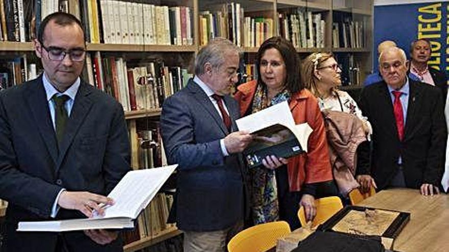 Un instante de la visita a la biblioteca de la Escuela de Arte.