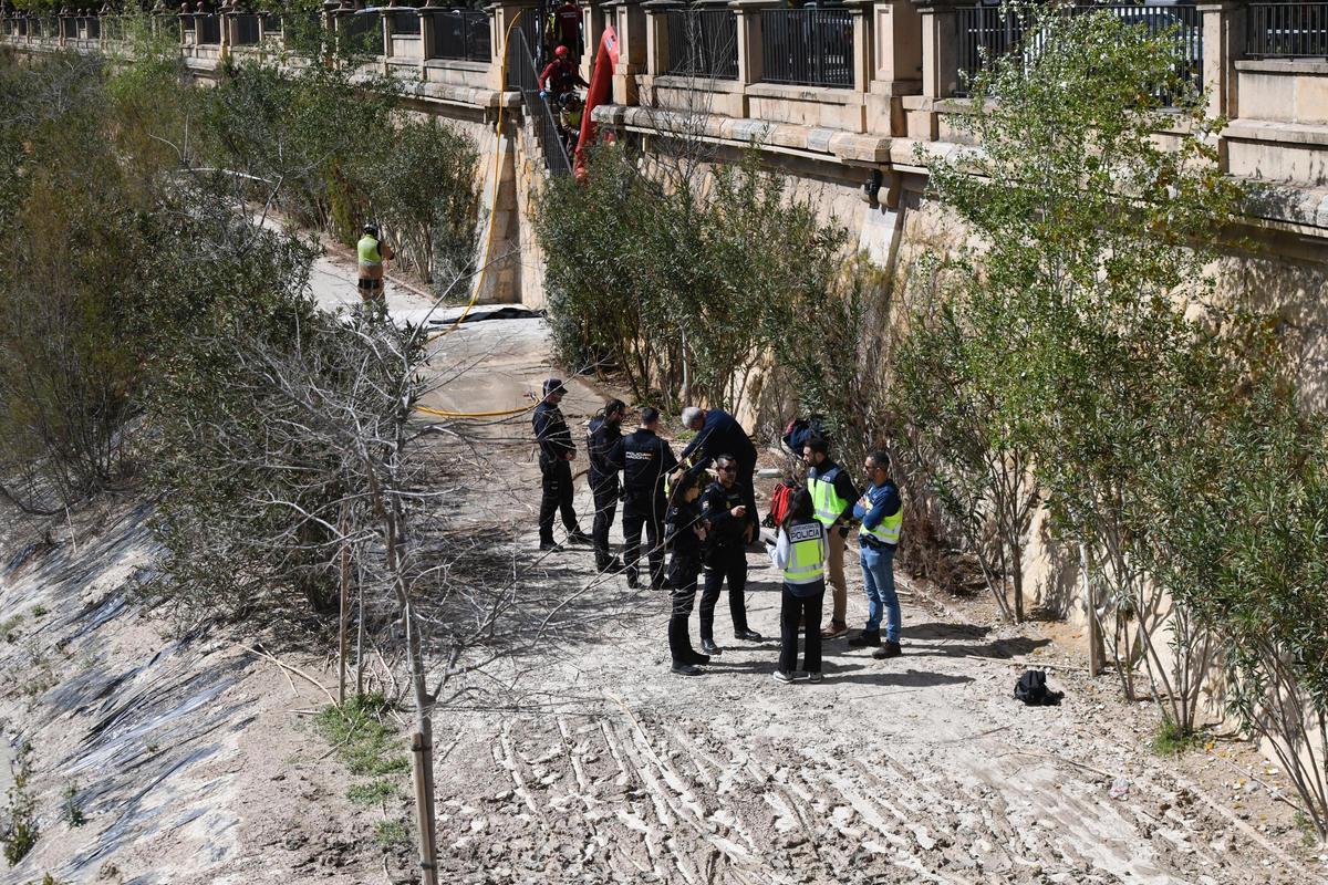 Despliegue de bomberos y policías en el río Segura en Murcia tras el hallazgo del cuerpo.
