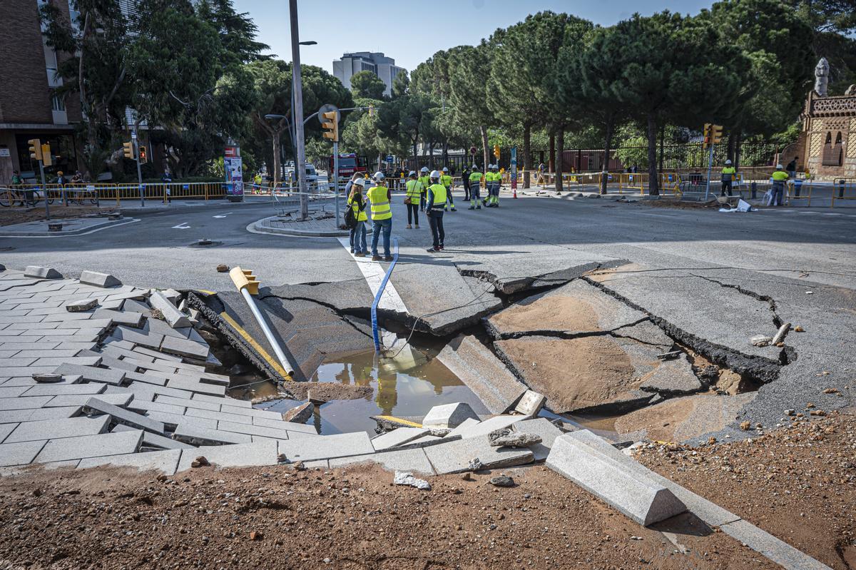 Escape de agua de grandes dimensiones en la avenida Pedralbes con el paseo Manuel Girona de Barcelona